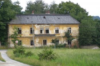 Zdevastovaný zámeček, pohled z polní cesty do Dolního Fořtu (© Jan Rolenc, 07/2008)