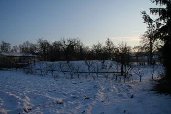 Pohled na tvrziště s náznaky příkopu ( © Petr Nožička 01/2011)