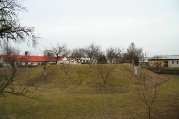 Dispozice tvrze v zahradě (© Petr Nožička, 2/2008)