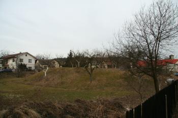 Dispozice tvrze v zahradě (© Petr Nožička, 2/2008)