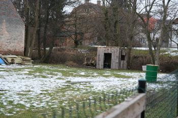 Pohled k třetímu bastionu, který je skryt domem (© Petr Nožička, 02/2009)