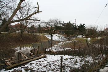 Pohled na hranu tvrze z druhé strany (© Petr Nožička, 02/2009)