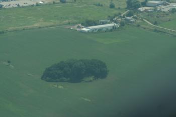 Letecký pohled na dané tvrziště (© Petr Nožička, 06/2009)