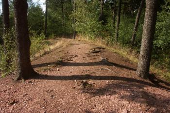 mohutný val na jihozápadní straně  ( © Milan Caha 08/2008)