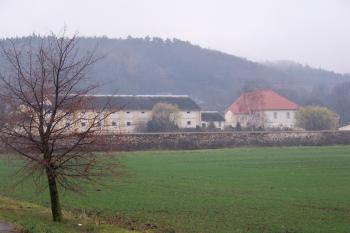 Tvrz s hospodářským stavením od severu (© Jan Šebek, 12/2009)