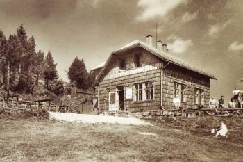pohled na chatu v roce 1936, v prvním roce svého nového provozu ( © Beskydy a Pobeskydí 1895-1939, WART 2001 )