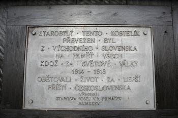 Pamětní tabule na brance ke kostelu (© Ivan Grisa, 12/2008)