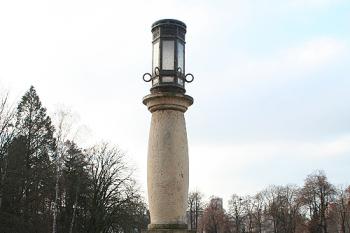 Lavička a kandelábr na pilíři jezu a lávky pro pěší (© Ivan Grisa, 12/2008)