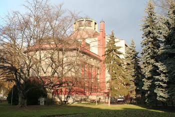 Museum od jihovýchodu, z křižovatky Palackého a Kotěrovy ulice (© Ivan Grisa, 12/2008)