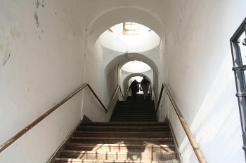 Průhled schodištěm vzhůru (© Ivan Grisa, 12/2008)