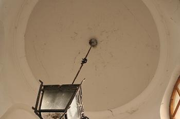 Jedna ze světlíkových kopulek schodiště (© Ivan Grisa, 12/2008)