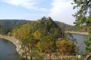 Pohled na ostrov-poloostrov se zbytky Kozlova v Dalešické přehradě (2003 ©Martin KLIMÁNEK)