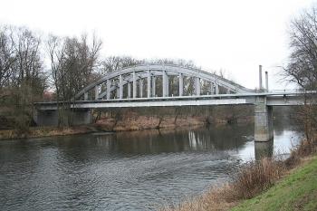 Povodní strana mostu z levého břehu Ohře (© Ivan Grisa, 12/2008)