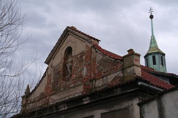 Západní štít se zbytky sochy patrona (© Ivan Grisa, 02/2009)