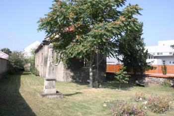 Kostel od východu, vlevo pomník pruských vojáků ( © Ivan Grisa 09/2009)