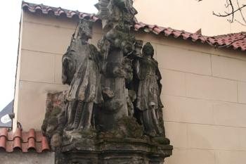 Sousoší sv. Jana Nepomuckého u severního průčelí kostela ( © Ivan Grisa 04/2009)