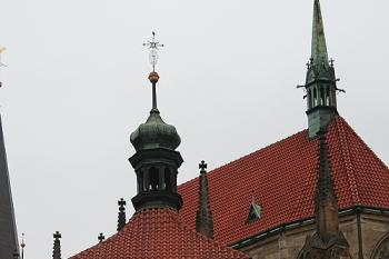 Kostnice od jihu, v pozadí presbytář kostela sv. Bartoloměje (© Ivan Grisa, 12/2008)