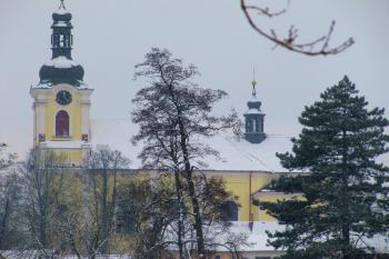 kostel focený ze zámeckého parku (© rodo chrozit, 01/2011)
