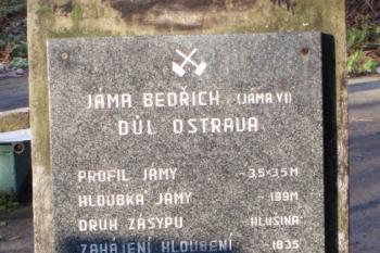 pomníček v místě jámy Bedřich ( © Jan P. Štěpánek 12/2008)