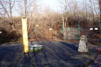 celkový pohled na betonové plato a výduch s pomníčkem na místě jámy Bedřich ( © Jan P. Štěpánek 12/2008)
