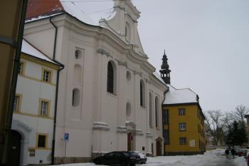 západní (hlavní) průčelí klášterního kostela (© Ivan Grisa, 02/2005)