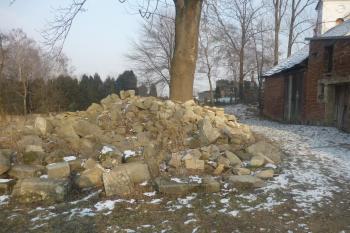 zbytky opracovaného kamene (© Karel Světlík, 12/2012)