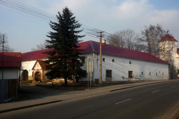 Loukovská tvrz - pohled od jihu (© Karel Světlík, 12/2012)