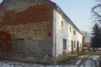 Loukovská tvrz - křídlo tvrze? od jihozápadu (© Karel Světlík, 12/2012)