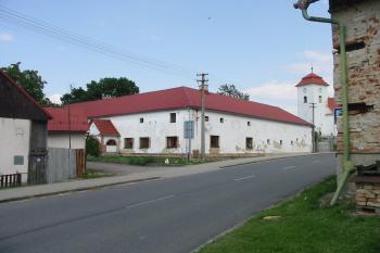 Loukovská tvrz již bez vzrostlých,výhled zakrývajicích stromů (© D Dohňanský, 09/2015)