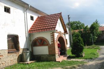 pěkně vyvedený vstup /risalit/ do tvrze (© D Dohňanský, 09/2015)
