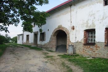 vjezd do dvora na jz.straně (© D Dohňanský, 09/2015)