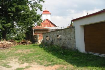 novodobě vystavěna, či opravena zídka na sz.straně (© D Dohňanský, 09/2015)