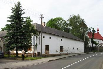 celkový pohled na dvorství čp. 36 od jihu ( © Jan P. Štěpánek 06/2008)