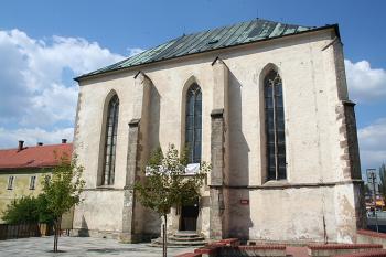 Jižní průčelí kostela s částí někdejší komendy (© Ivan Grisa, 05/2008)