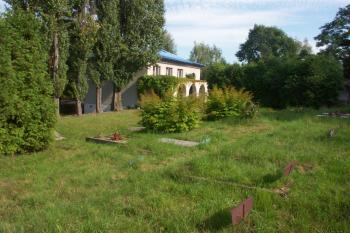 Plocha hřbitova a bývalá obřadní síň (© Milan Caha 08/2008)