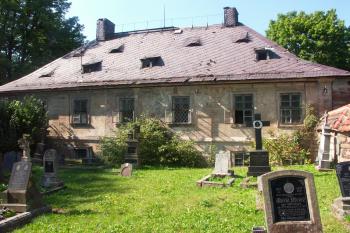 zadní průčelí fary ( © Milan Caha 08/2008)