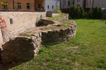 fragment hradební zdi v Zámecké ulici (© Milan Caha 08/2008)