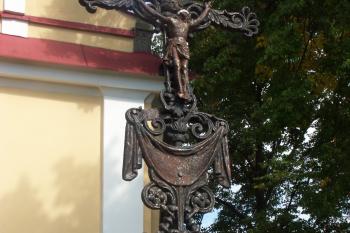 Detail kříže u kaple (© Milan Caha 08/2008)