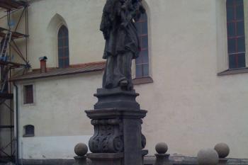 Socha sv. Jana Nepomuckého s poškozenou balustrádou ( © Eva Horáková 02/2014)