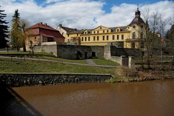 pohled od řeky na celý komplex objektů - tvrz, kovárna, hostinec (© Rodochrozit, 04/2013)