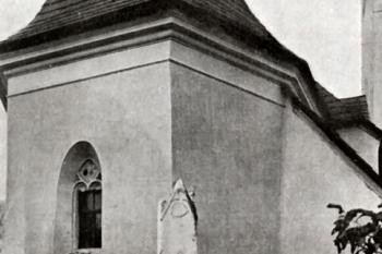 presbytář a sakristie od východu na počátku 20. století ( © Zdeněk Wirth, František Machát: Soupis památek historických a uměleckých v Království Českém, sv. 34 Politický okres náchodský, Archaelogická komise při České akademii císaře Františka Josefa pro vědy, slovesnost a umění, Praha 1910)