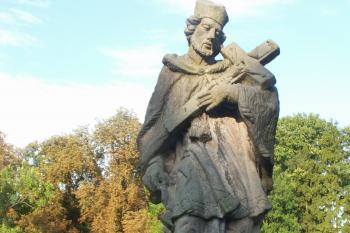 socha na břehu rybníka ( © Milan Caha 08/2008)