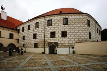 Vstupní průčelí původního jádra hradu ( © Filip Matoušek 09/2009)