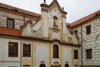 Nádvorní průčelí kaple N. Trojice z r. 1758 ( © Filip Matoušek 09/2009)