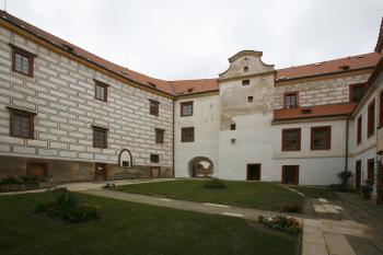 Západní křídlo jádra v pohledu z nádvoří ( © Filip Matoušek 09/2009)