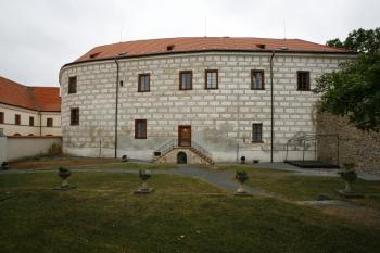 Jižní průčelí původnho hradního jádra s navazující štítovou zdí (vpravo) ( © Filip Matoušek 09/2009)