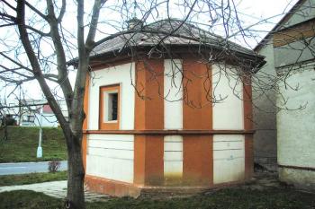 pohled na zadní partii kaple ( © Ondřej Štěpánek 11/2008)