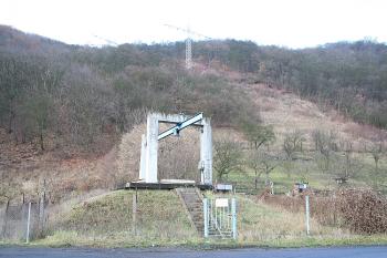 Kontrolní šachta na spodní straně výtlačného potrubí (© Ivan Grisa, 11/2008)