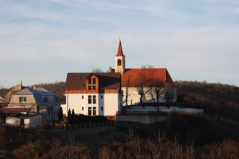 Kostel od jihu, z cesty na Doerellovu vyhlídku ( © Ivan Grisa 03/2011)