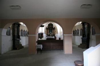 Průhled pod kruchtou k hlavnímu oltáři ( © Stanislav Šůna 10/2009)